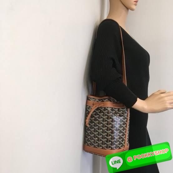 GOYARD PETIT FLOT BUCKET BAG กระเป๋าทรงถังรุ่น Petit Flot เป็น re-issue ของรุ่นดั้งเดิม ด้วยรูปทรงที่ถูกออกแบบมาอย่างสวยงาม ลงตัว เข้ากับทุกการแต่งตัว รวมถึงทันกระแสแฟชั่นทุกยุคทุกสมัย ภายในกว้างจึงสามารถบรรจุสิ่งของได้เยอะจุใจและเก็บของต่าง ๆ ได้อย่างปลอ