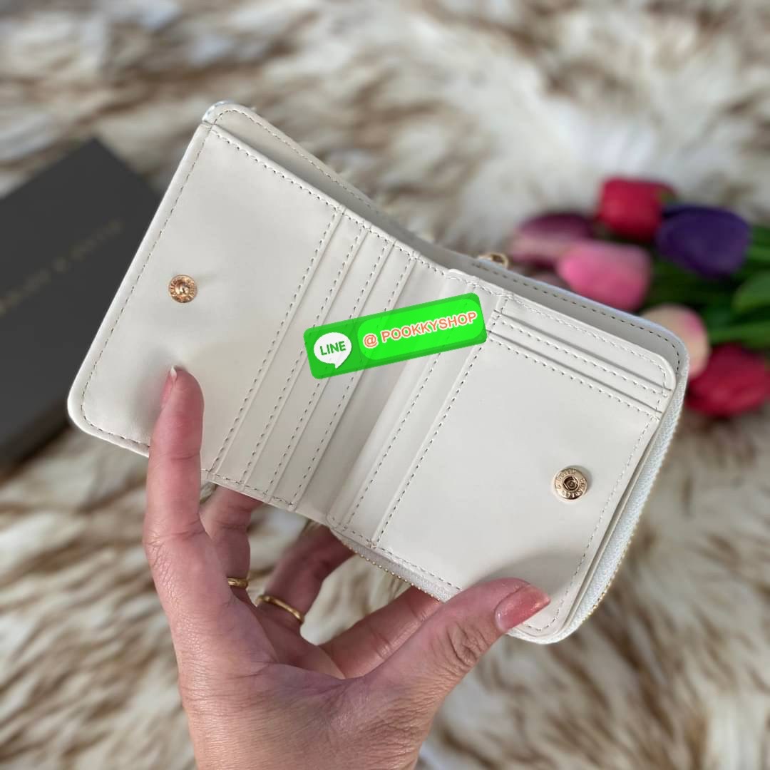 CHARLES & KEITH COMPACT WALLET กระเป๋าตังใบสั้นฟังก์ชันครบ!! ด้านหน้ามีโลโก้แบรนด์ มีช่องซิปใส่เหรียญ เปิดปิดแบบกระดุม ด้านในมีช่องใส่การ์ด 16 ช่อง มีช่องใส่ธนบัตรตามยาว ไม่ต้องพับแบงค์ค่า คุ้มมากๆเลยใบนี้