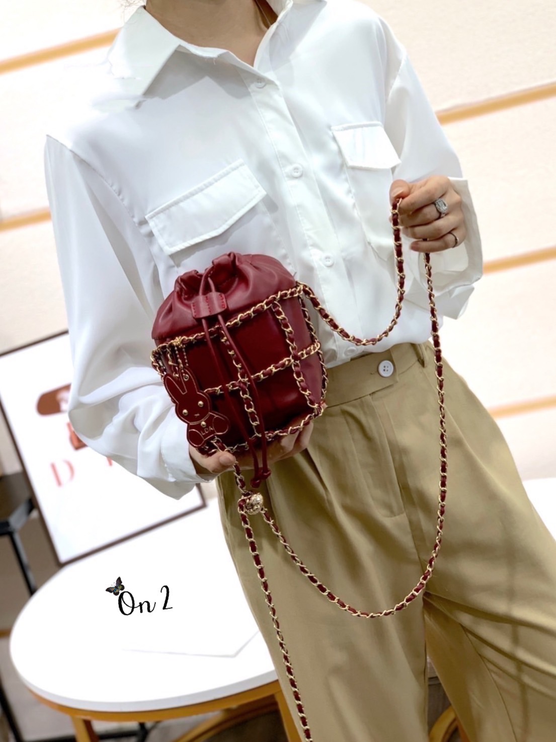 กระเป๋าแฟชั่นสไตล์แบรนด์ Chanel ทรงขนมจีบ แต่งโซ่ล้อมรอบ น่าใช้มากค่ะสายสะพายแบบ Cross body จับจองกันเลยคร่าสาวๆไม่มีไม่ได้ล๊าววว สวยทุกสีคร่า