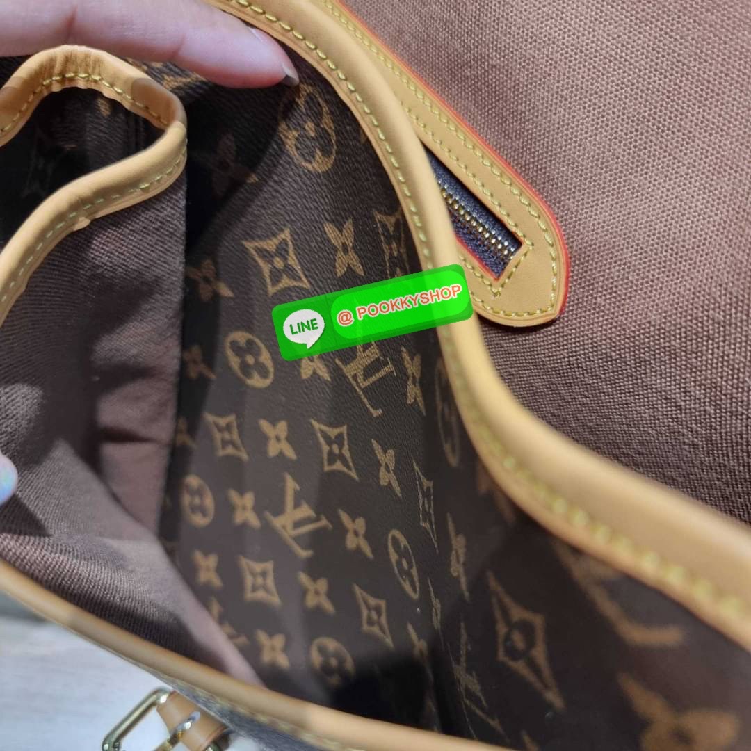 LV GIBECIERE CROSSBODY BAG กระเป๋าสะพายข้างใบใหญ่ ทรงแมสเซนเจอร์ เอาใจหนุ่มๆ ดีไซน์วินเทจ ย้อนยุค คลาสสิคไม่มีเบื่อ วัสดุหนังแคนวาส ทนทาน เปิด-ปิดด้วยสายคาดปรับระดับได้ ภายในมีช่องแบ่งเป็นสัดส่วนอย่างดี มีช่องซิป สายสะพายปรับได้ตามชอบ ใส่ของได้เลยแบบจุใจ