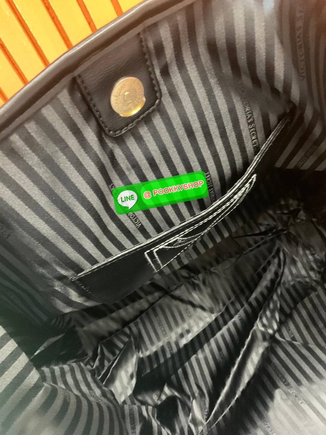 Victoria's Secret New! VS Patch City Tote - CREAM กระเป๋าทรง shopping สไตล์ victoria's secret แปลกใหม่อินเทรนด์ สินค้านำเข้า งาน ชน shop ดีไซน์สวย เก๋ น่ารัก เรียบหรู ใส่ของได้จุใจ เหมาะสำหรับสาวๆทุกคนที่มีของเยอะ งานเย็บเนี๊ยบ แข็งแรงทนทาน ใช้ไ