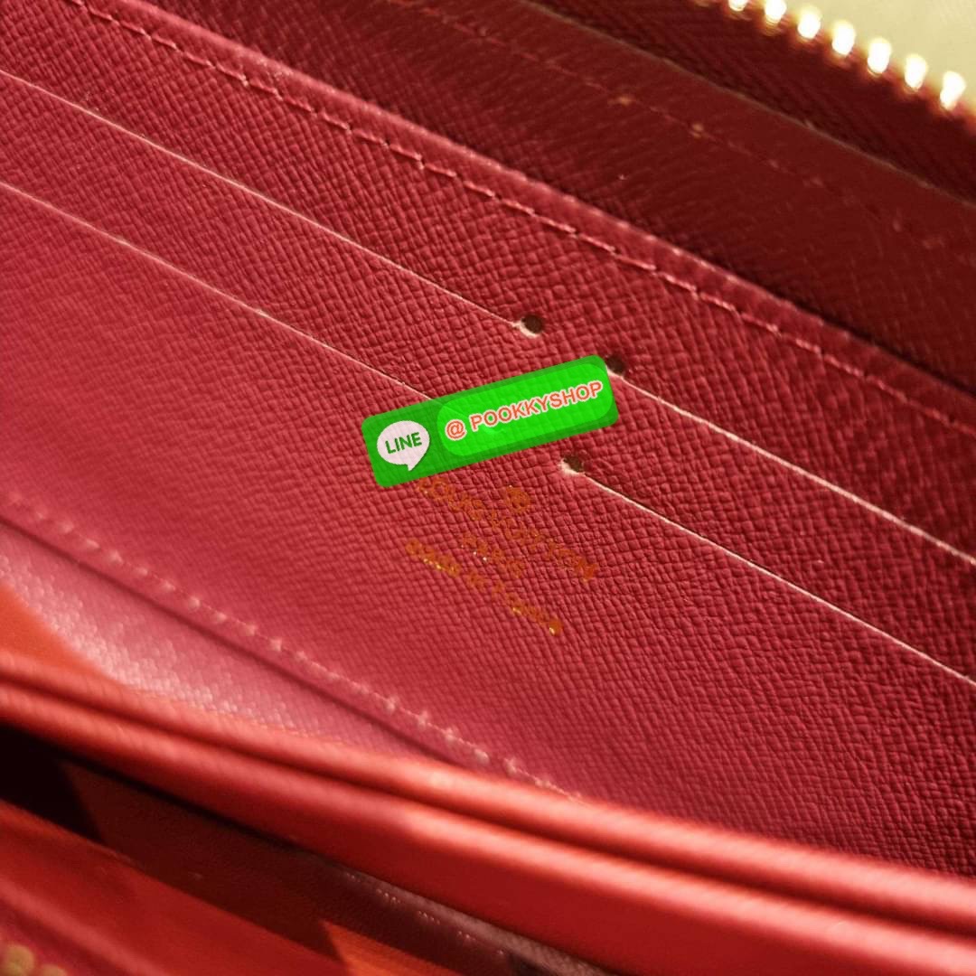 NEW IN!! LV long zip wallet with gwp กระเป๋าสตางค์พรีเมี่ยมกิ๊ฟ ดีไซน์ล่าสุด หนังแก้ววิบวับ หรูหรามาก ใบยาวขนาดกำลังเหมาะมือ ถือแล้วขับผิว ถือออกงานก็คือเลิศ วัสดุหนังแก้วเคลือบผิวกลิตเตอร์ เล่นกับแสงสวยมาก เปิด-ปิดด้วยซิปรอบ ภายในมีช่องใส่บัตรเยอะมาก มีช