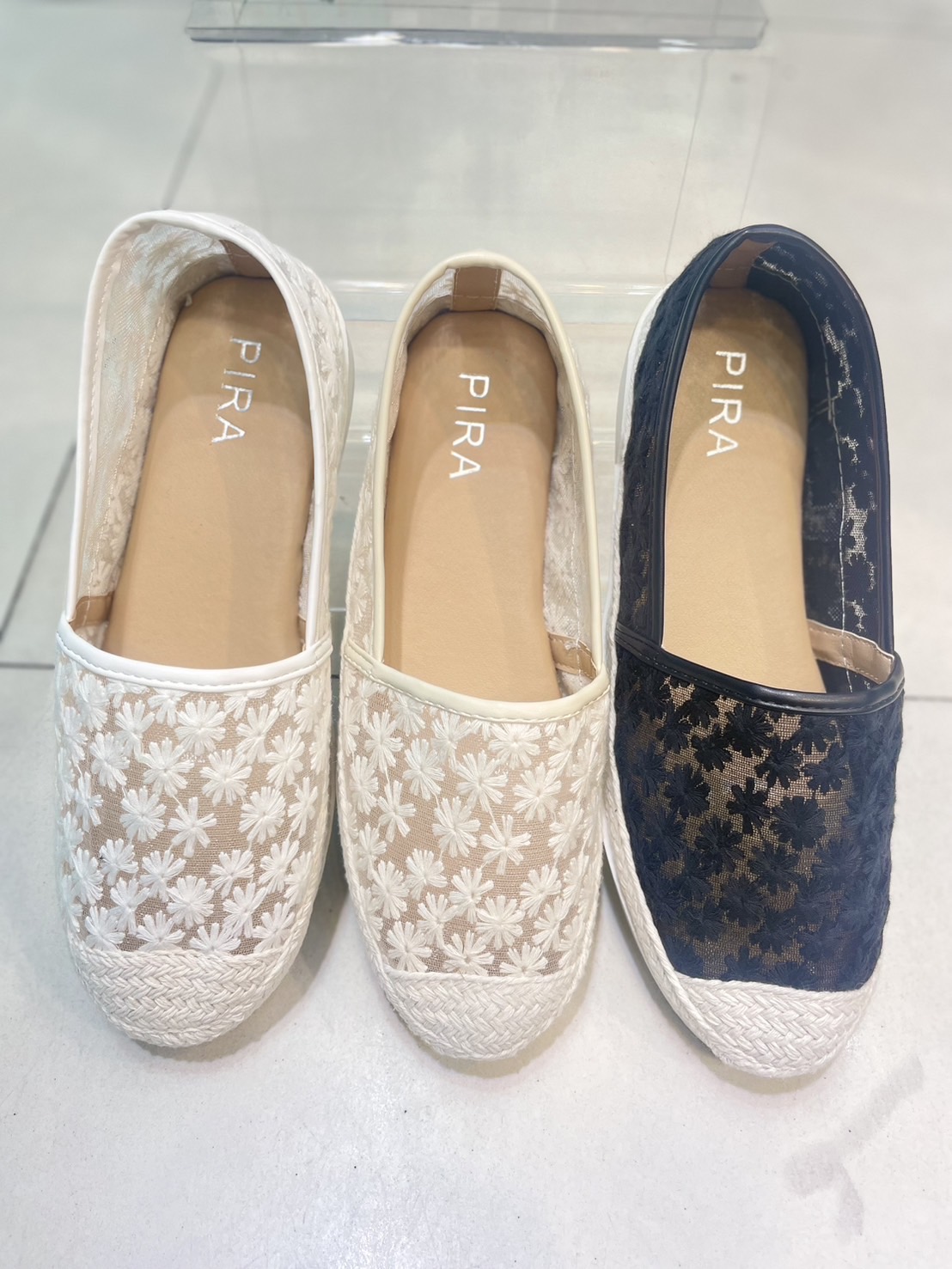 สินค้าขายดี พร้อมส่ง อร๊ายย รองเท้า slip on เป็นงานเรียบๆ แต่ดูดีมากค่า รุ่นที่สาวๆตามหามาแล้วจ้า งานสวยๆเกร๋ๆ ต้องรุ่นนี้เลยคะ 🎊 รองเท้ารุ่นนี้สาวๆควรมีติดตู้ จะแมตช์กับกระโปรง👗หรือกางเกง👖 ก็น่ารักของมันต้องมีค่า 💕