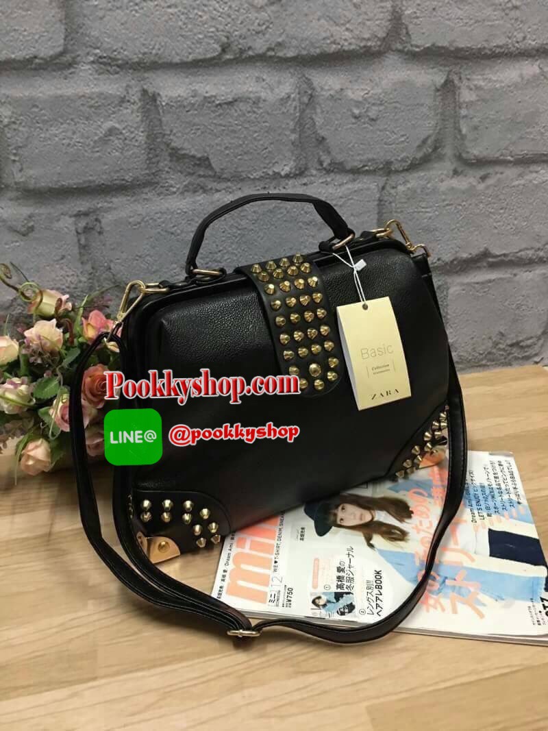 Best seller!!! ZARA STUDDED BAG กระเป๋าถือหรือสะพาย หนังนิ่ม ฐานกว้าง ตั้งอยู่ทรง แต่งหมุดสีทองรอบใบรวมถึงฐานทั้งสี่มุม เปิดปิดตัวล็อคแม่เหล็ก ตรงกลางคาดปิดด้วยหนังแต่งด้วยหมุดทองสวยงาม มาพร้อมสายสะพายยาว 126 cm. ถอดสายได้ ปรับสายได้ฟรีไซส์ จุได้เยอะ สวยเ