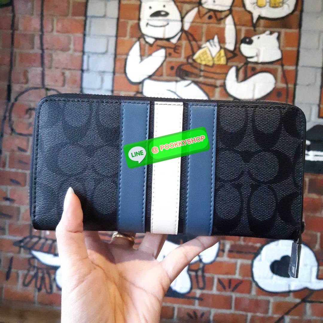 COACH F26070 MEN LONG WALLET IN SIGNATURE CANVAS WITH VARSITY STRIPE รุ่นใหม่ล่าสุด!! กระเป๋าสตางค์แถบฟ้าขาวใบยาว ดีไซน์ใหม่ สวยดูหรู ถือใช้กำลังเหมาะมือ วัสดุหนังแคนวาสเคลือบลาย เปิด-ปิดด้วยซิปรูดรอบใบ ด้านในเป็นหนังแท้ ใส่บัตรได้เยอะ ใส่ธนบัตรได้ทุกชนิด