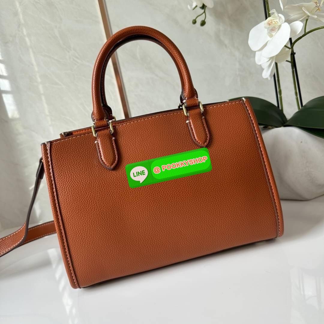 COACH BROOKE CARRYALL 28 (CE733) กระเป๋าถือหรือสะพายข้าง สุดหรู ลุคคุณนาย ให้วัสดุแคนวาสตัดหนังแท้ ภายในกว้าง แบ่งช่องเป็นสัดส่วน มีช่องซิปตรงกลาง สายสะพายถอดออกได้ จะถือหรือสะพายแมทซ์ได้หลายลุคเลยค่ะ