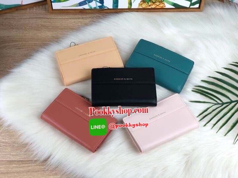 New! CHARLES & KEITH SHORT WALLET กระเป๋าเงินรุ่นใหม่สีสันน่ารัก วัสดุหนังเรียบ ด้านหน้ามีโลโก้แบรนด์ เปิดปิดแบบกระดุม มีช่องใส่บัตร 5 ใบ และช่องเล็กเก็บของได้ มีช่องซิปใส่เหรียญ สามารถใส่ธนบัตรได้ตามยาว แบงค์พันก็ใส่ได้จ้า รุ่นนี้ใช้กับกระเป๋าขนาดมินิ ได