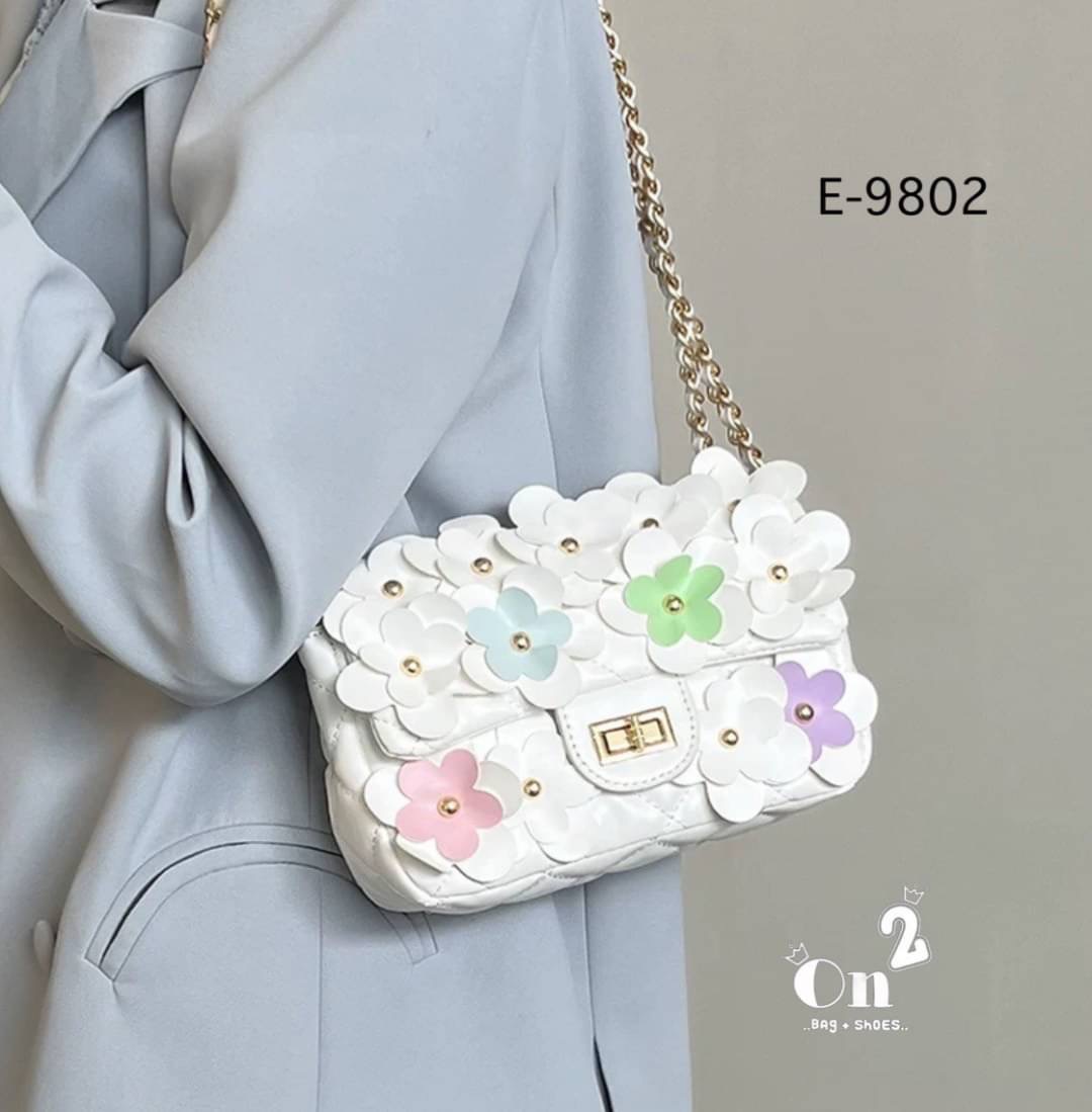กระเป๋าสะพายชาแนล ทรงคลาสสิคเปิดหน้า แต่งดอกไม้รอบใบเพิ่มความ cute ไปอีก สายสะพายยาวครอสบอดี้ได้ค่ะ พร้อมส่ง 6 สีค่ะ
