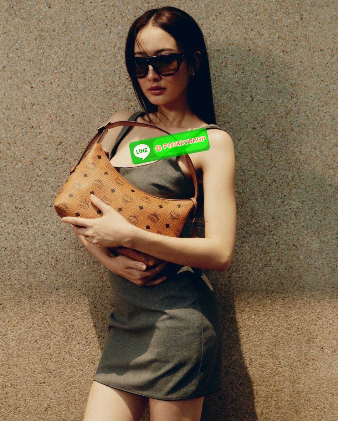 MCM AREN HOBO IN VISETOS 🔆 Details ฮอตฉ่ำมาก! กับกระเป๋าสะพายทรงโฮโบ ทรงสวยมาก ขนาดกำลังดี จุของได้เยอะ ใช้งานสะดวกด้วยการรูดซิป พิเศษแถมพวงหนังและชุดกุญแจล็อคมาให้ด้วย ถอดออกได้ นำไปใช้กับกระเป๋าใบอื่นได้ด้วย ภายในโล่งกว้าง ใส่ของสำคัญได้อย่างครบ