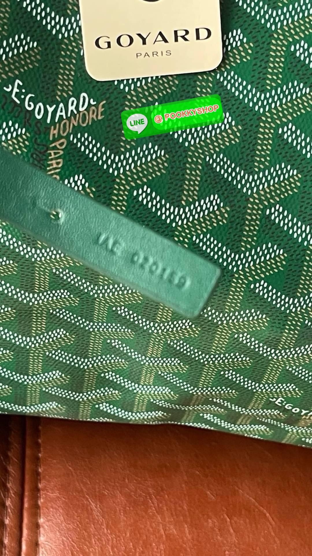 GM SIZE Goyard Saint Louis Claire-Voie GM Bag กระเป๋า Saint Louis GM มาในรุ่นลิมิเต็ดอิดิชั่นในผ้าใบ Goyardine Claire-Voie Grege สุดพิเศษใหม่ ผ้าใบเคลือบด้านในและสามเหลี่ยมด้านนอกที่โดดเด่นเป็นสีเดียวกันซึ่งสร้างภาพลวงตาที่สามารถมองเห็นผ่านกระเป๋าได้ กระเ