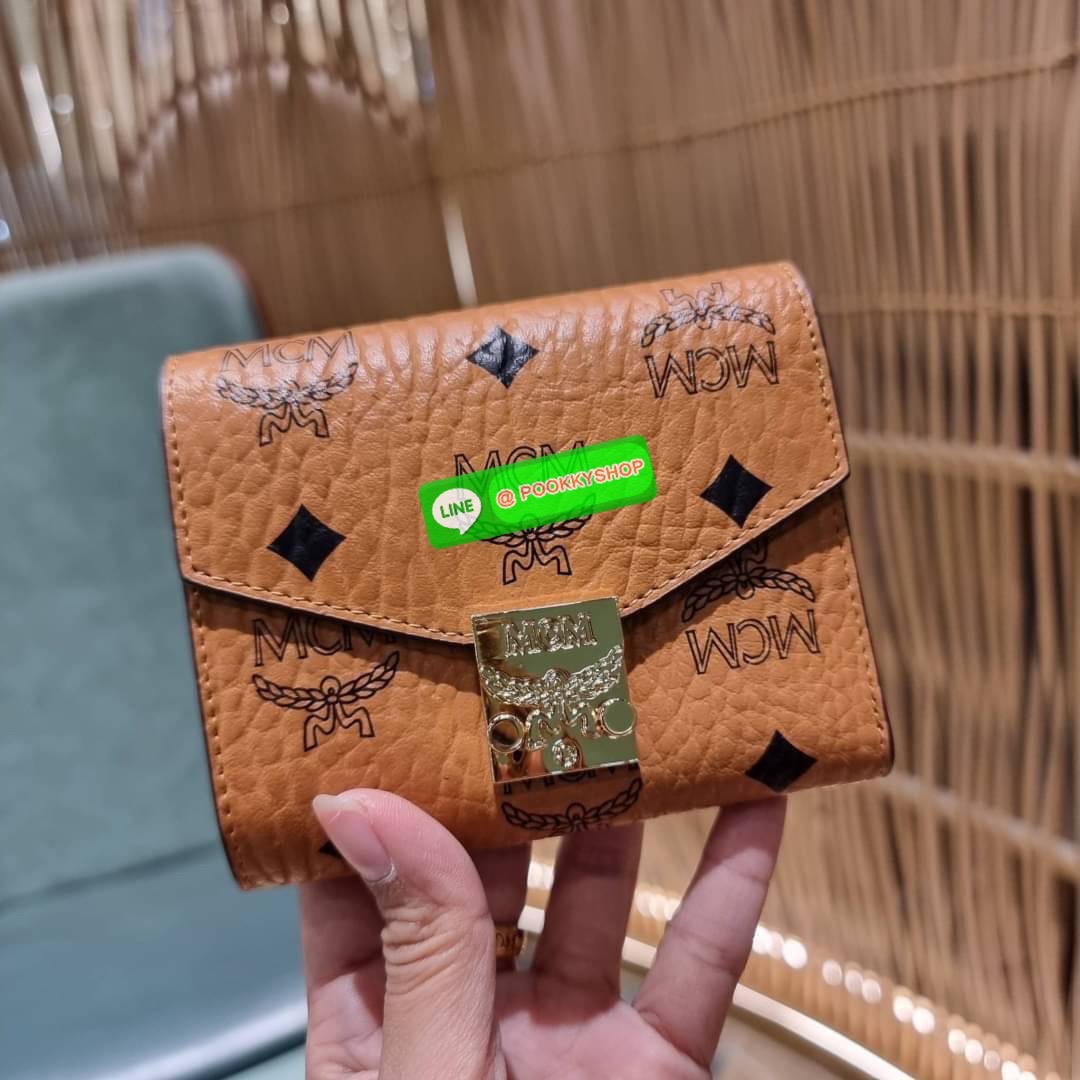 MCM PATRICIA THREE-FOLD WALLET IN VISETOS ดีไซน์ใหม่ กระเป๋าสตางค์ใบเล็ก รุ่นฝาพับ unisex ใช้ได้ทั้งหนุ่มๆและสาวๆน้า ใช้งานง่าย ด้วยกระดุมโลโก้ พกพาง่าย วัสดุหนังแคนวาสคุณภาพดี ภายในเป็นหนังแท้ นิ่ม สวย ใส่บัตรได้เยอะ ใส่ธนบัตรได้ทุกชนิด👍👍