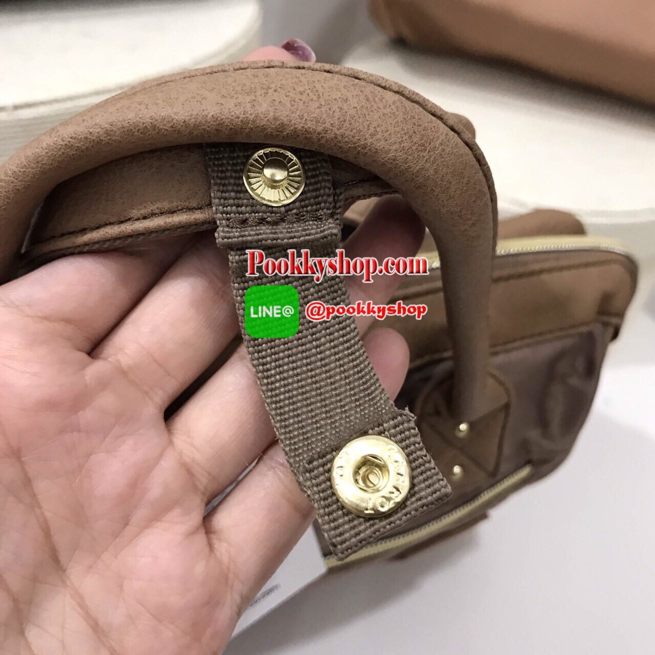 พร้อมส่ง 💁 Anello Boston Bag PU nylon รุ่นสุดฮิตแห่งปี Anello Boston Bag ใหม่ล่าสุด รุ่น PU หนังนิ่มสวย ผสมกับผ้าไนล่อน ลงตัวมากๆค่ะ ทรงนี้ฮิตอยู่แล้วพอมีรุ่นหนังนี้ออกมา รับรองว่าต้องฮิตมากๆค่ะ ทรงสี่เหลี่ยม ใบขนาดกลางกำลังดี มาพร้อมสายสะพายยาวที