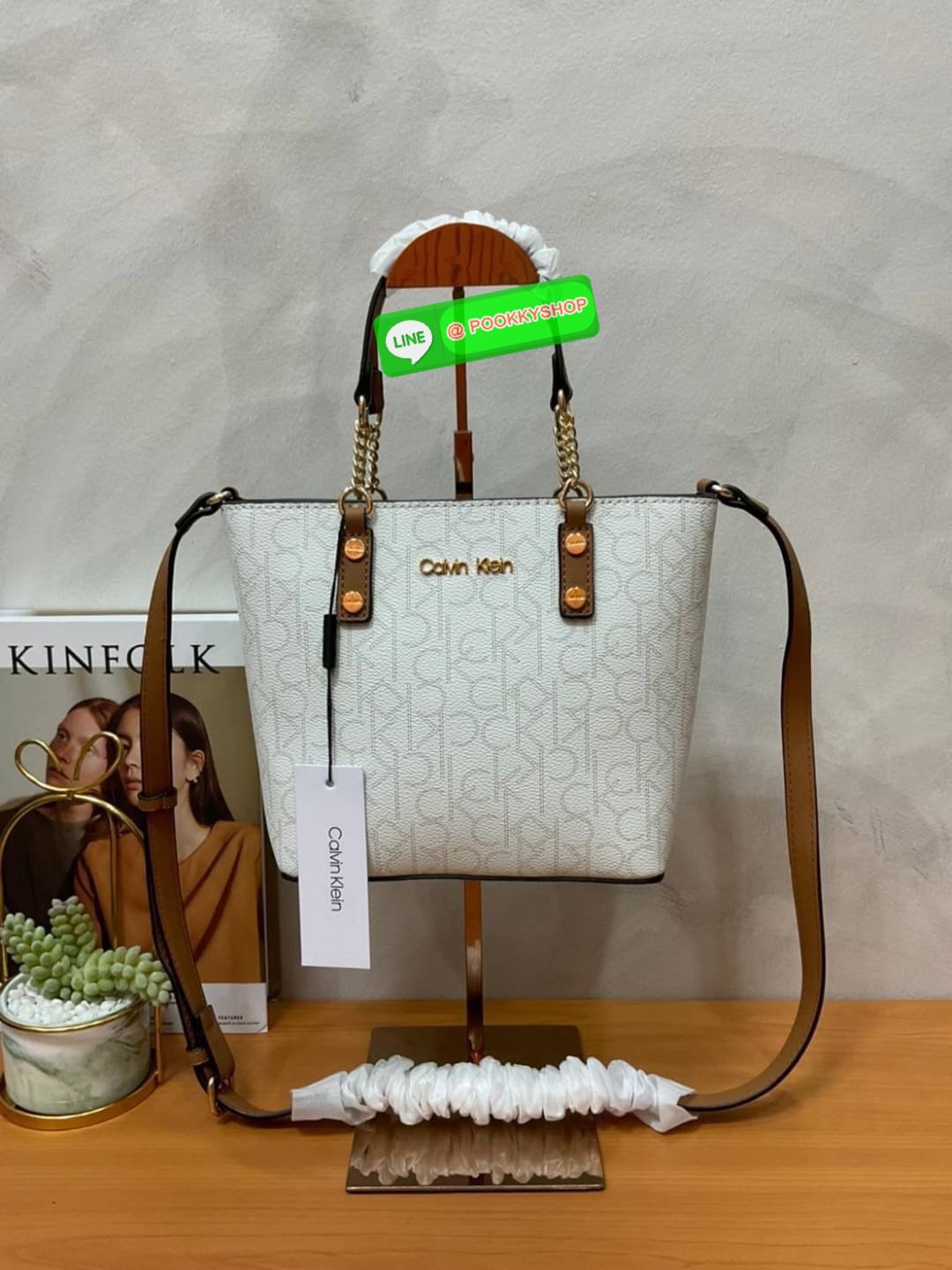 Calvin Klein Monogram Shopping Bag คอลเลคชั่นใหม่ล่าสุด ของมันต้องมี สวยหรูดูแพงมาก สำหรับรุ่นนี้!!! กระเป๋าถือ/สะพาย Crossbody รุ่นใหม่ชนช้อป รุ่นยอดนิยม วัสดุ PVC คุณภาพดี น้ำหนักเบา ด้านหน้าประดับด้วยโลโก้แบรนด์ ตัวกระเป๋าลาย monogram สวยหรู รอบใบ มาพร