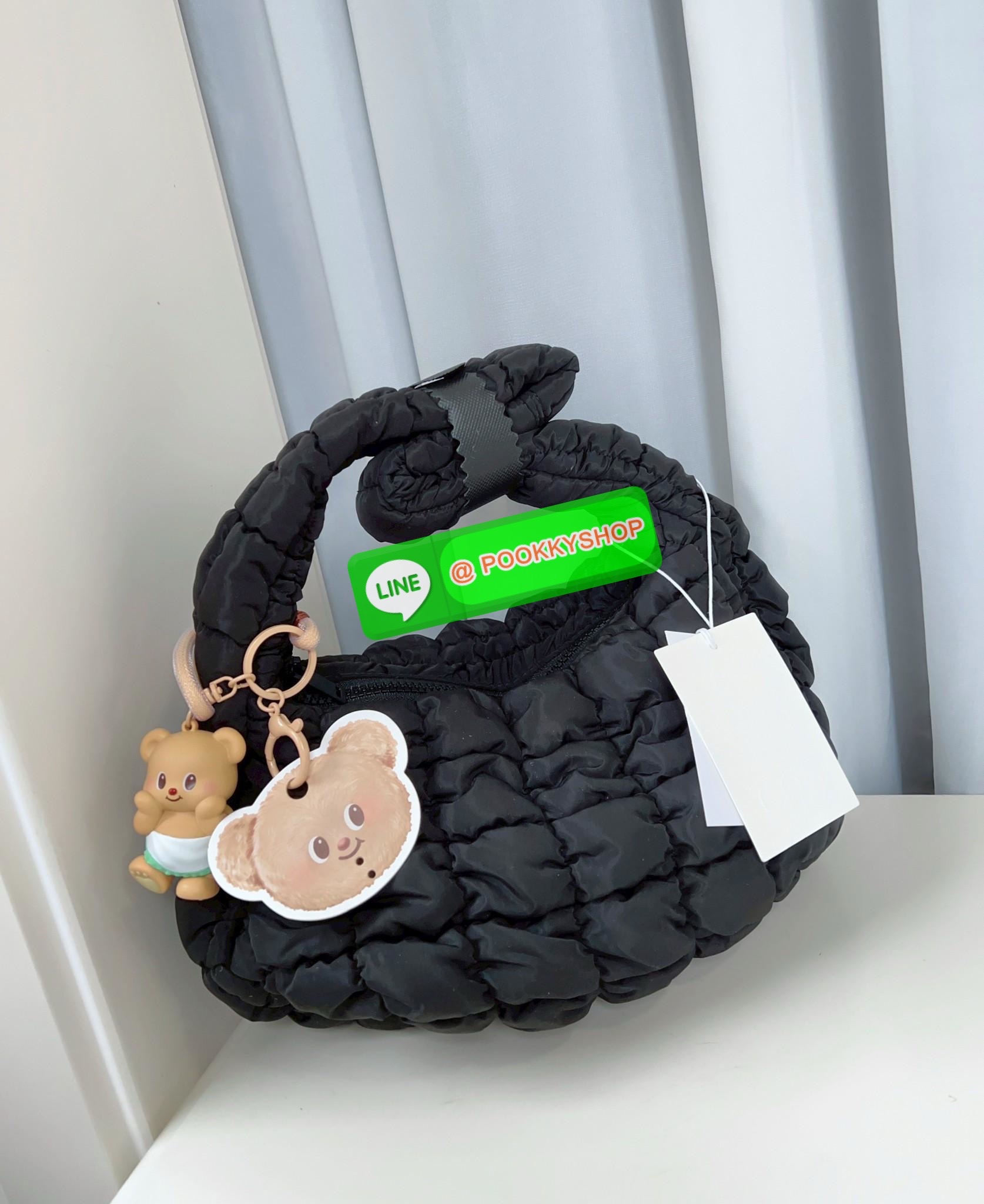 **สินค้าเข้าใหม่** ส่งพร้อมพวงกุญแจTeddy bearค่า กระเป๋าสวยพวงกุญแจน้องหมีก็น่ารัก #มีจำนวนจำกัด ห้า พลาดค่าา! 📌สีดำยังไงก็วินน แต่งตัวเสร็จออกจากบ้านหยิบใบนี้ติดมือได้เลย COS QUILTED MINI BAG BLACK 📸พร้อมส่ง! กระเป๋าจากแบรนด์COS ที่ไม่มีใ