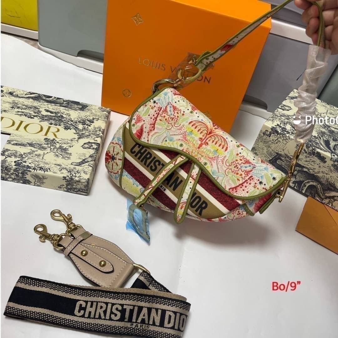 กระเป๋าสะพายข้างแบรนด์ christaian dior วัสดุตัวกระเป๋าเป็นหนังแคนวาสลาย Dior สวยมาก น่าใช้ อะหลั่ยสีทอง สายสั้นเป็นหนังสีเดียวกับตัวกระเป๋าสะพายขึ้นไหล่ได้นะคะ มาพร้อมสายยาวเป็นสายผ้าแฟชั่นลาย dior