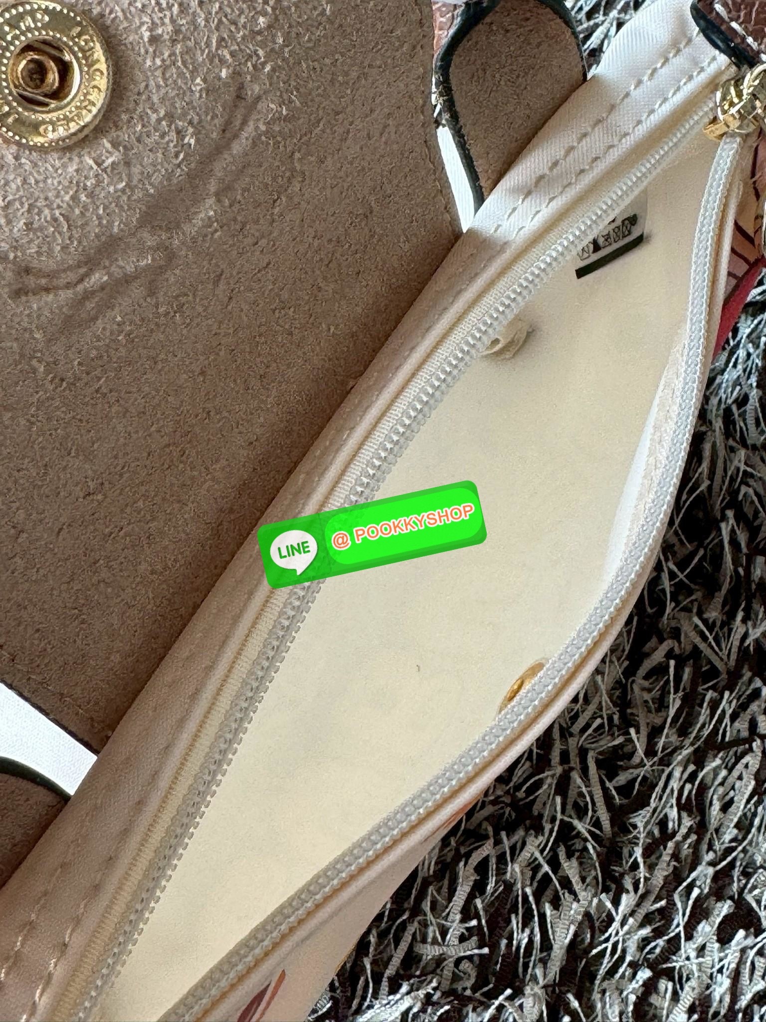 LONGCHAMP LE PLIAGE ORIGINAL X Labubu Pouch with handle เป็นการร่วมงานกัระหว่างแบรนด์ และยังกระเป๋าถือขนาดมินิทรงpouch ที่ด้านหน้ามีลวดลายน้องลาบูบู้ในแบบต่างๆ เปิดปิดระบบสองชั้น ได้ว่าของด้านในมีความปลอดภัย เหมาะอย่างยิ่งสำหรับสาวๆที่ชอบกระเป๋าขนาดมินิไซ