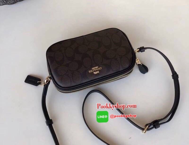 กระเป๋าสะพาย COACH เปิด - ปิดกระเป๋าด้วยซิป มีช่องใส่ของ 2 ช่องใหญ่ ด้านในมีช่องใส่ของ 1 ช่อง