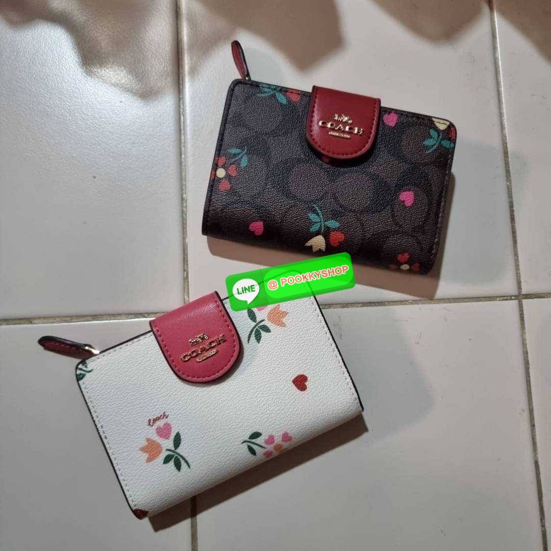 COACH C8730 MEDIUM CORNER ZIP WALLET IN SIGNATURE CANVAS WITH WILDFLOWER PRINT คอลเลคชั่นใหม่ กระเป๋าสตางค์ใบกลาง ดีไซน์ใหม่ สุดหรู คละลายพริ้นท์เต็มใบ น่าใช้ไปอีก วัสดุหนังแคนวาสเคลือบลาย ภายในมีช่องใส่บัตร ใส่ธนบัตรได้ครบ และมีช่องซิปแยก ใบจริงสวยมากๆ แ