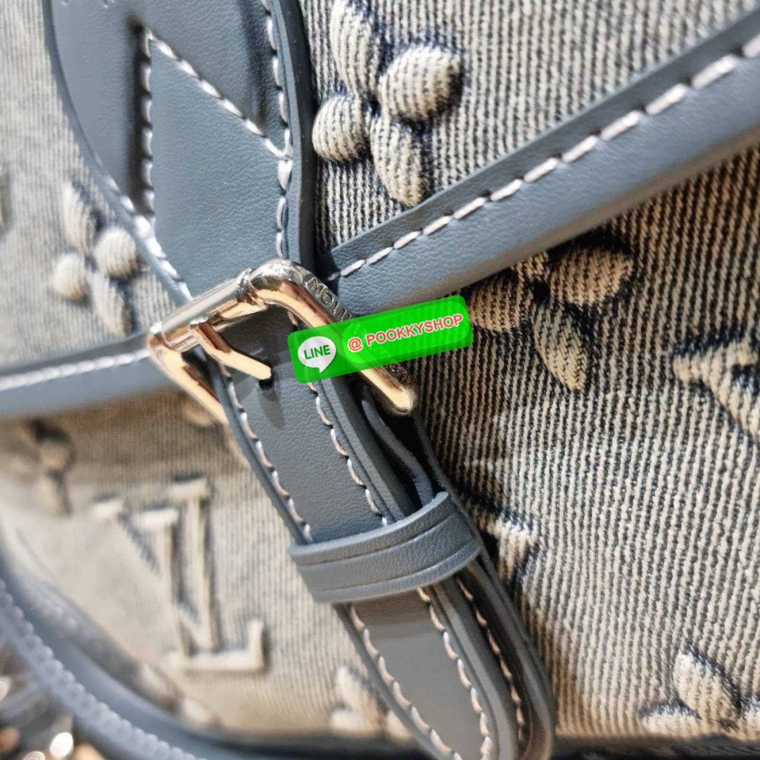 LV diane monogram washed denim bag 🔆 Details ใหม่ล่าสุด กับกระเป๋าทรงสุดฮิต คลาสสิคและเป็นอีกหนึ่ง signature ที่มาในรูปแบบ washed denim สวยดูแพงสุดๆ มาพร้อมสายสะพายถึง 3 แบบ สายคล้องไหล่ สายสะพายข้างแบบหนังและแบบสปอร์ต ทำให้สามารถปรับเปลี่ยนใช้งาน