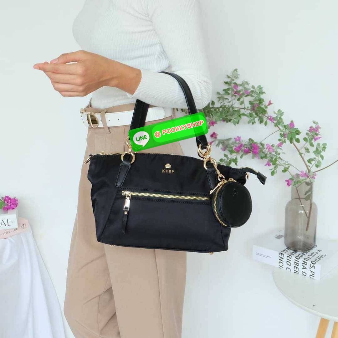 รุ่น KANNY with zipper รุ่นนี้พัฒนาต่อยอดมาจากรุ่น KANNY คอลเลคชั่นเดิมที่เป็นหนึ่งรุ่นที่ขายดีของทางแบรนด์เพราะเป็นกระเป๋าที่ฟังชั่นตอบโจทย์การใช้งานมากที่สุด 📍ตัวกระเป๋าน้ำหนักเบามาก 📍ทำจากไนล่อนนาโนกันน้ำ 📍ทำช่องแบ่งเก็บด้านใน ใ