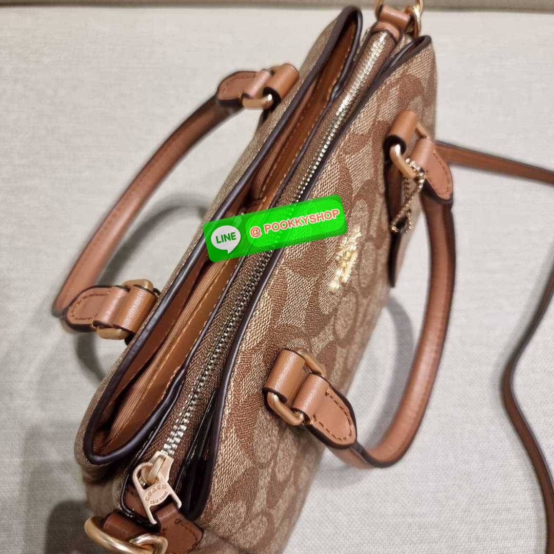 COACH F29434 MINI SAGE CARRYALL IN SIGNATURE CANVAS รุ่นยอดฮิต!! ที่สุดของกระเป๋าสะพายขายดี ต้องทรงถังมินิรุ่นนี้ วัสดุหนังแคนวาสเคลือบลาย สวย คลาสสิค มาพร้อมสายสะพายข้างและหูหิ้วในตัว ถอดออกถือคล้องแขนเก๋ๆ หรูๆยังได้ ภายในเป็นช่องโล่ง แบ่งสัดส่วนอย่างดี