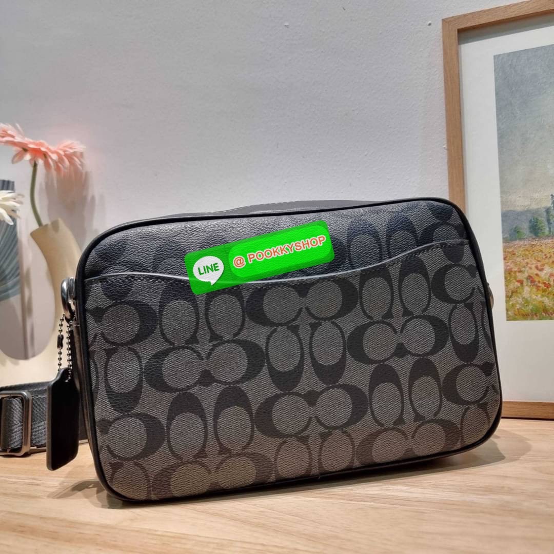 🔆 Model COACH CJ510 ELIAS CROSSBODY IN SIGNATURE CANVAS 🔆 Details ใหม่ล่าสุด กับไอเท็มสุดชิค กระเป๋าครอสบอดี้ทรงคลาสสิค ดีไซน์รูปแบบใหม่ ใช้งานง่ายและสะดวก ด้านหน้ามีช่องซิป ด้านหลังมีช่องแยกให้ เปิด-ปิดด้วยซิป ภายในเป็นช่องโล่ง มีช่องซิปแ