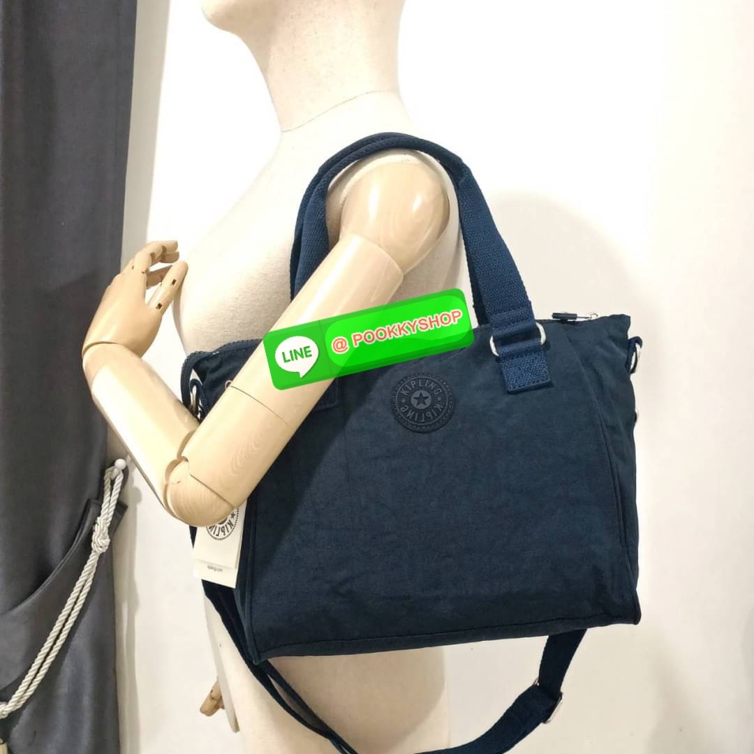 KIPLING AMIEL Medium Handbag กระเป๋าถือหรือสะพาย วัสดุ Nylon + Polyester ช่องหลักเปิด-ปิดด้วยซิป โล่ง กว้าง สามารถจุของได้เยอะ ด้านในมีช่องใส่ของทั้งซ้ายและขวา ด้านหลังมี ช่องลึกอีก 1 ช่อง พร้อมสายสะพายยาวปรับได้ free size เหมาะกับวันไปทำงาน วันสบายๆ สามา