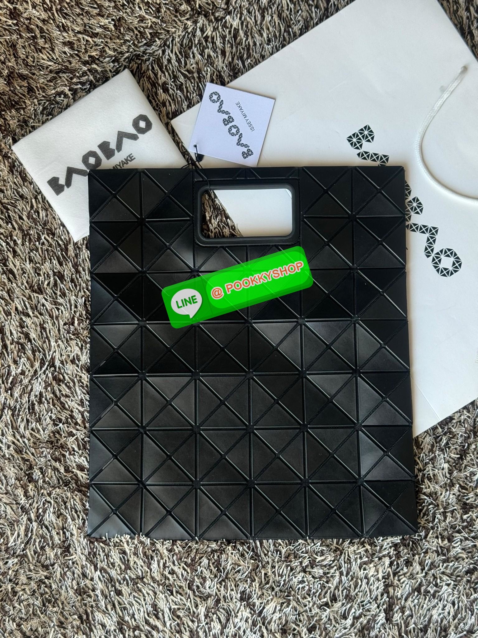 Baobao Issey Miyake large Bocca matte-finish tote bag BOCCA MATTE เป็นกระเป๋าถือรูปแบบใหม่ที่มีด้ามจับด้านในที่ช่วยให้กระเป๋าวางอยู่บนแขนหรือข้อมือได้อย่างนุ่มนวล เป็นกระเป๋าถือขนาดใหญ่นี้มีกระเป๋าด้านในพร้อมซิปที่ช่วยให้จัดเก็บได้อย่างปลอดภัย สามารถใส่แล