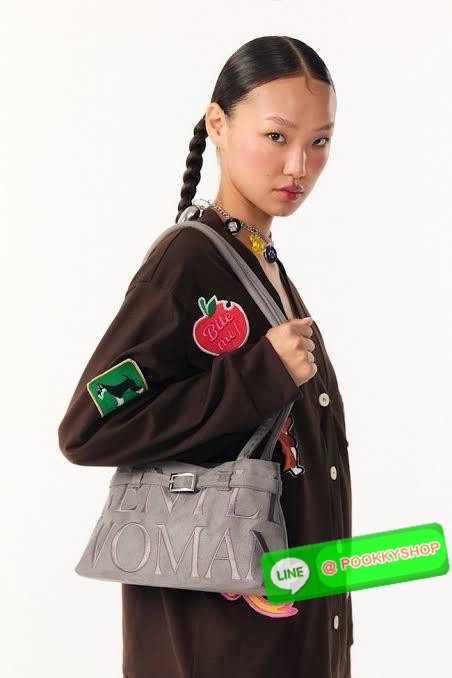 GENTLEWOMAN SUEDE BALLERINA BAG 🔖กระเป๋า Ballerina Bag ในวัสดุหนังกลับ (suede edition) พร้อมโลโก้ปักสีเดียวและรายละเอียดหัวเข็มขัด ทำให้ดูเก๋มีสไตล์โดดเด่น 🔖วัสดุ: หนังกลับ 🔖เปิด-ปิดแบบสแน๊บแม่เหล็ก ภายช่องโล่งกว้างจุของได้เยอะ