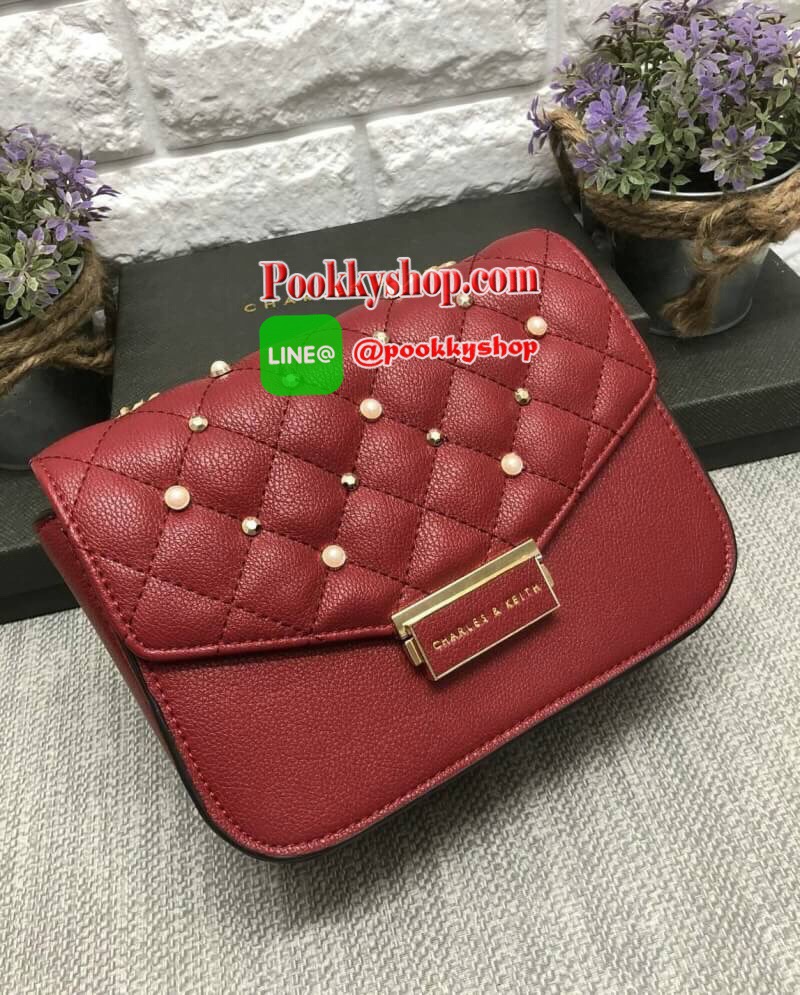 New arrival. CHARLES & KEITH STUD DETAIL QUILTED CROSSBODY BAG 2018 พร้อมส่ง รุ่นใหม่ล่าสุด ฮิตมากๆค่ะ !!! กระเป๋าสะพายข้างหรือครอสบอดี้ได้ วัสดุหนังสวย หนังนิ่ม น้ำหนักเบาค่ะ ลายตาราง ด้านหน้าประดับมุขพร้อมติดหมุดมาให้ ทั้งสวย ทั้งหรู มากๆค่ะ!!! อะไหล่แบ