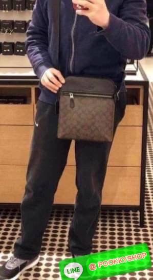 COACH Houston Flight Bag In Signature ((73336)) พร้อมส่งอีกครั้งค่ะ รุ่นที่คุณผู้ชายต้องมีติดตัว! กระเป๋าสะพายครอสบอดี้ร์ หนังแท้ หนังนิ่มดีค่ะ ด้านหน้าเป็นช่องซิปยาวให้หนึ่งช่อง เปิดปิดกระเป๋าแบบซิปภายในโล่ ใส่ของได้เยอะพอประมานเลยนะคะ พร้อมช่องแยกย่อย ใ
