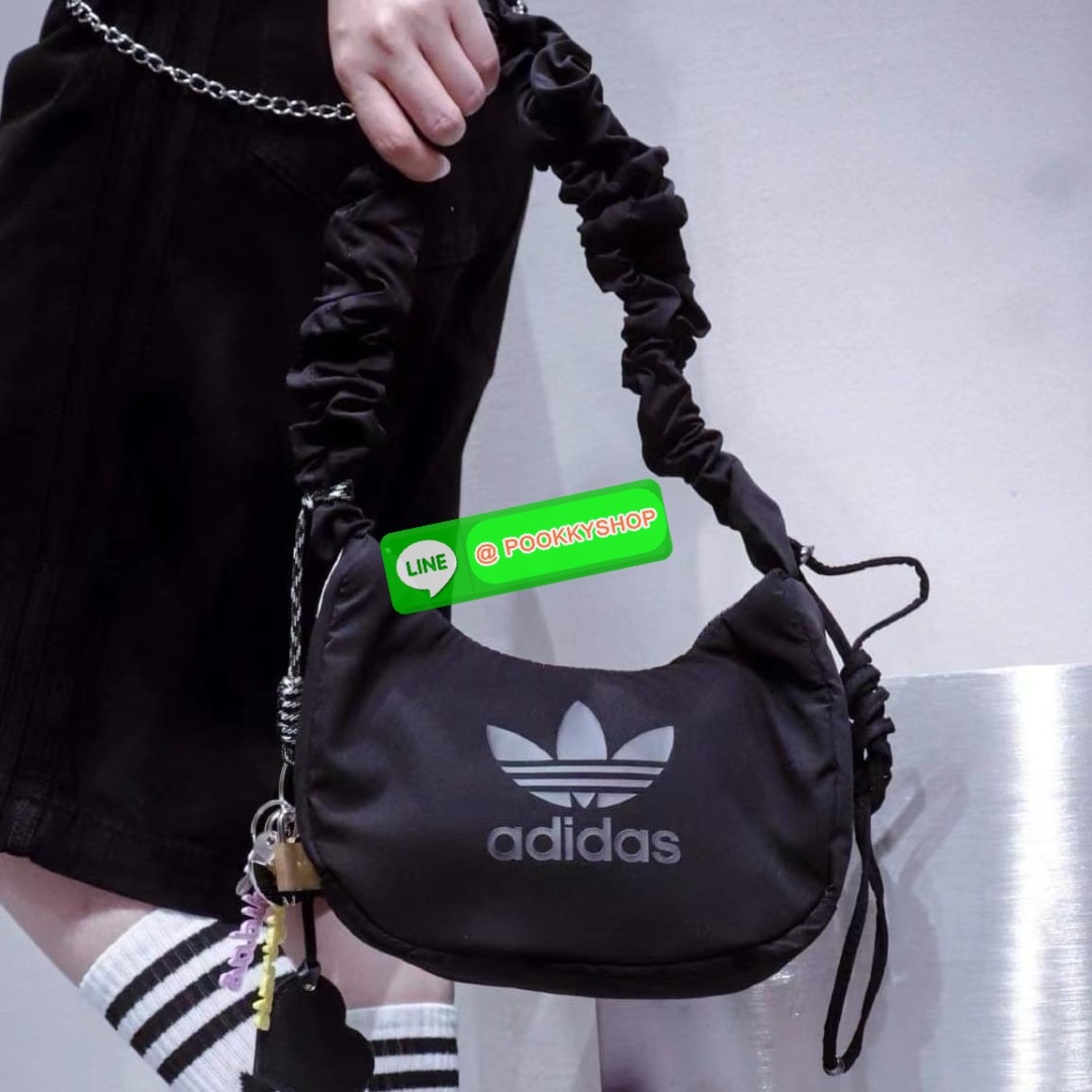 Rare items! ในเวปรุ่นนี้ขายเกือบๆ3พันจ้าา ADIDAS ORIGINAL NYLON BAG 2024 ยังมีพร้อมส่ง! สวยจึ้งมากๆค่าสาวๆ กระเป๋าแนววสปอร์ตจากอดิดาส ไม่ตกเทรน วันไหนๆจะพกพาในไทยหรือ ตปท.ได้หมด วัสดุไนล่อนเสริมนวมอย่างดี ขนาดกลางๆ ค่ะ