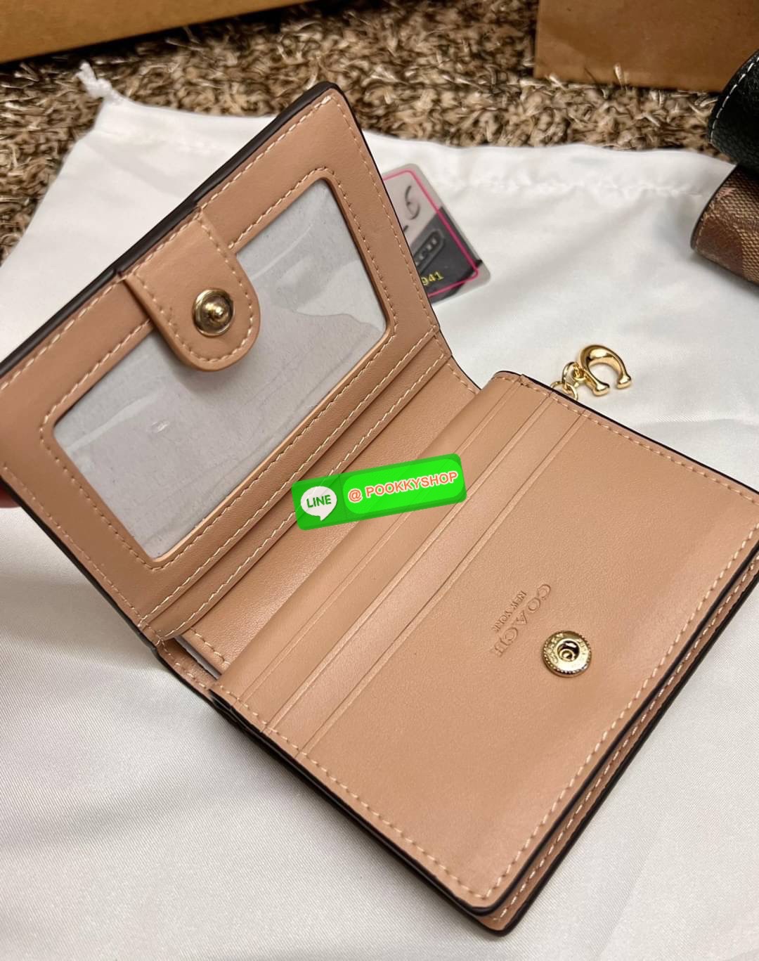 COACH SNAP WALLET ((cc472//cc920//cc922)) 🌍พร้อมส่ง ใหม่ล่าสุด สุดคิ้วว ห้ามพลาดก่อนหมดค่ะ! ✔️กระเป๋าเงินใบสั้น หนังแท้ สกรีนล์ลายน้องหมา//น้องแมว สุดน่ารักมากค่ะ ✔️เปิดปิดกระเป๋าแบบกระดุม ภายในมีช่องเสียบบัตร6ช่อง//ช่องใส่ธนบัตรตามย
