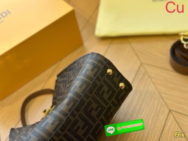 FENDI Peekaboo IseeU Petite canvas ff bag กระเป๋าสะพายหนังแคนวาส ทรงที่เป็นเอกลักษณ์ของแบรนด์ พิมพ์ลายโมโนแกรมเต็มใบ พร้อมหูจับในตัว สายสะพายยาวถอดได้ พร้อมเสิร์ฟครบเซ็ท งานจริงสวยงามเกินราคา ห้ามพลาดน้า