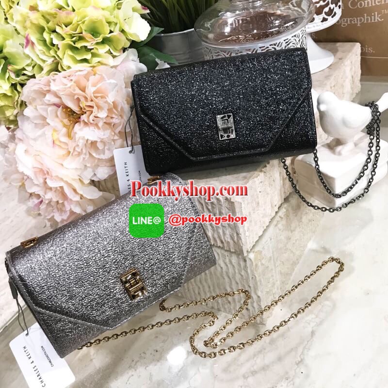 Don’t Miss! NEW! CHARLES & KEITH Embellished Turn-Lock Clutch กระเป๋าสะพายคลัชทรงกล่องรุ่นใหม่ชนช็อปวัสดุ Synthetic Leather มีเทคเจอร์สีเมทัลลิคดูมีดีเทล เปิดปิดด้วยตัวล๊อคปั้มแบรนด์ดีไซน์สวยหรู ด้านหลังประดับโลโก้ ภายในโล่งมีช่องซิปหัวซิปแบรนด์ ใส่มือถือ