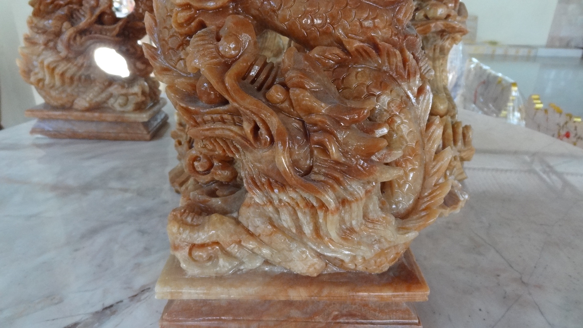 มังกรคาบแก้ว คู่ หินอ่อน ขนาด กว้าง 30 สูง 15 เซนติเมตร