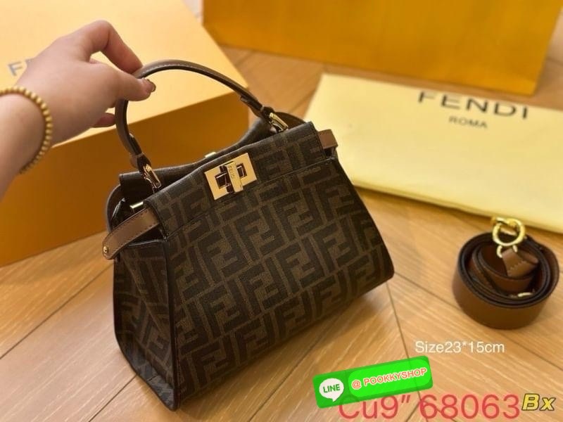 FENDI Peekaboo IseeU Petite canvas ff bag กระเป๋าสะพายหนังแคนวาส ทรงที่เป็นเอกลักษณ์ของแบรนด์ พิมพ์ลายโมโนแกรมเต็มใบ พร้อมหูจับในตัว สายสะพายยาวถอดได้ พร้อมเสิร์ฟครบเซ็ท งานจริงสวยงามเกินราคา ห้ามพลาดน้า