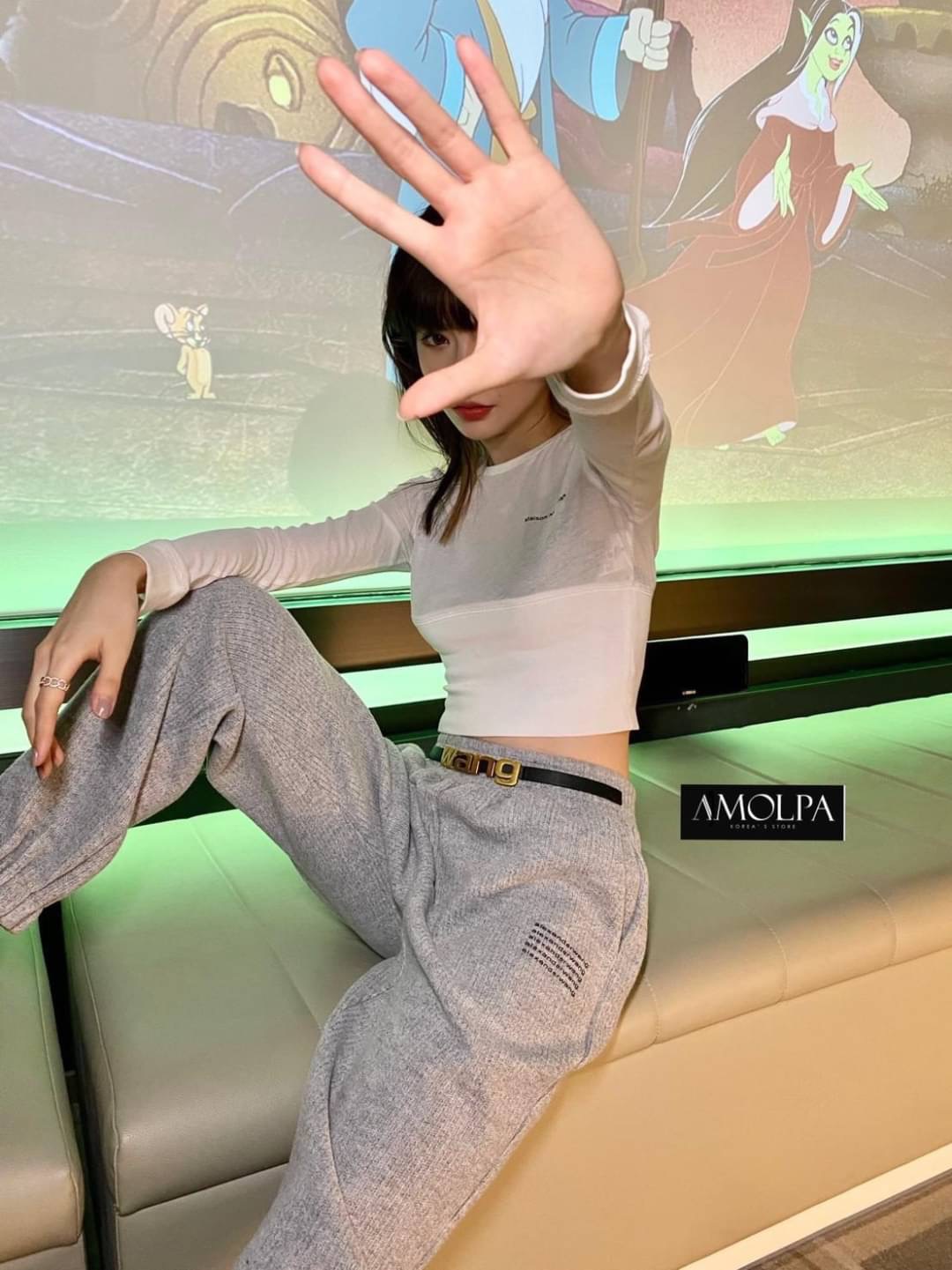 Detail : กางเกง Alexander งานใส่สบาย ชิวๆ แต่งเข็มขัดหัวทองด้านหน้า สวยยเริ่ดดดด งานแน่น ไม่เหมือนใคร ผ้าเก็บทรงสวย งานสวย ใส่แล้วพอดีตัว เข้ารูป ใส่สวยยยมากๆ สามารถใส่ได้ทุกโอกาส งานดีค่ะ แมทซ์กับอะไรก็สวย หรู ดูแพง ห้ามพลาดเลยน้า ป้าย Tag Alexander