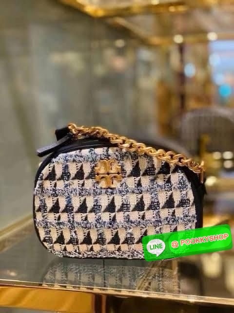 Tory burch kira chevron tweed small camera bag สาว ๆ ลุคคุณหนูไม่ควรพลาด Collection นี้เลยนะคะ เพราะ Kira Chevron เป็นรุ่นที่ตอบโจทย์และครองใจสาว ๆ ได้อย่างแท้จริง ลวดลายบนกระเป๋าแบบกราฟฟิคมีเท็กเจอร์ ทำให้กระเป๋าดูมีราคามากยิ่งขึ้น มาพร้อมกับโลโก้ Double