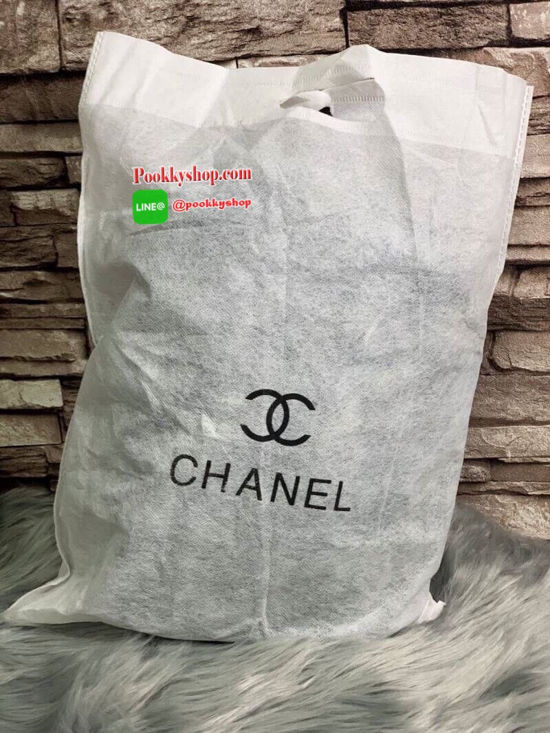 Chanel Quilted Chain Sling Bag วัสดุหนังแกะสังเคราะห์ขึ้นลายตารางหนังสวยอยู่ทรง ดีไซน์ไฮโซ เปิดปิดด้วยฝาปิดกระดุม ภายในมีโลโก้และช่องใส่ของ ใส่กระเป๋าสตางค์ใบยาว มือถือ ของจุกจิกได้เยอะ น้ำหนักเบา ด้านหลังมีช่องใส่ของ มาพร้อมสายโซ่ร้อยหนัง อะไหล่ดำคลาสสิค