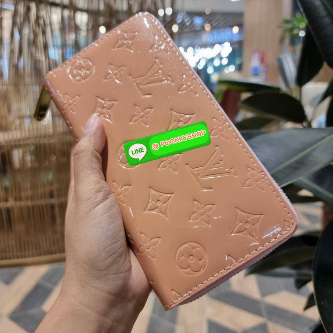 NEW IN!! LV long zip wallet with gwp กระเป๋าสตางค์พรีเมี่ยมกิ๊ฟ ดีไซน์ล่าสุด หนังแก้ววิบวับ หรูหรามาก ใบยาวขนาดกำลังเหมาะมือ ถือแล้วขับผิว ถือออกงานก็คือเลิศ วัสดุหนังแก้วเคลือบผิวกลิตเตอร์ เล่นกับแสงสวยมาก เปิด-ปิดด้วยซิปรอบ ภายในมีช่องใส่บัตรเยอะมาก มีช
