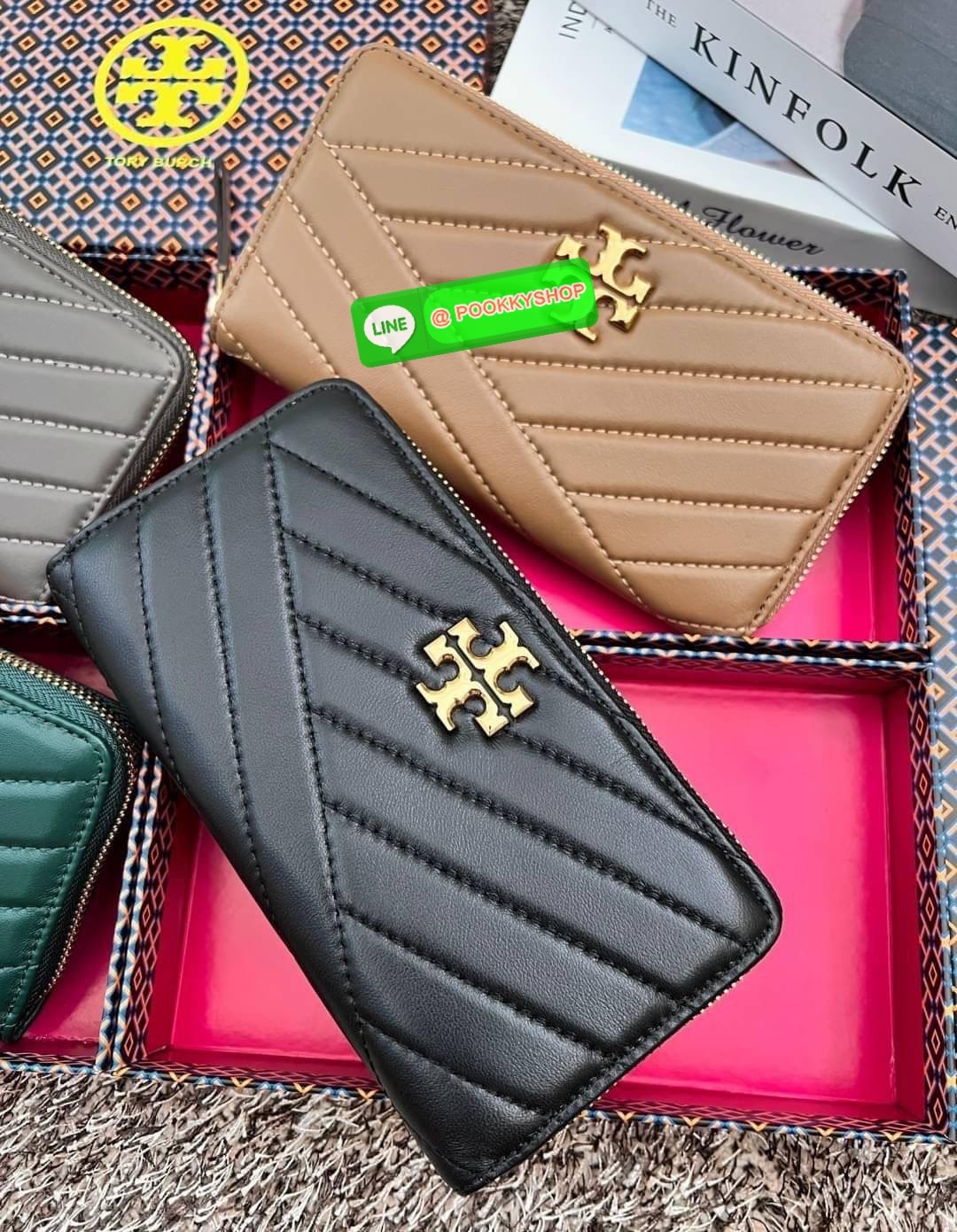 TORY BURCH KIRA CHEVRON ZIP CONTINENTAL WALLET 🌟พร้อมส่ง รุ่นที่สาวๆต้องมีติดมือสักใบค่ะ ✔️กระเป๋าสตางค์ใบยาว หนังแกะนิ่มมือ ยืดหยุ่นดีมากๆค่ะ ✔️อะไหล่ทองสีสวยมากๆ ภายในมีช่องใส่ธนบัตร2ช่องกว้าง มีช่องเสียบบัตรได้ถึง8ช่อง พร้อมช่องซิ
