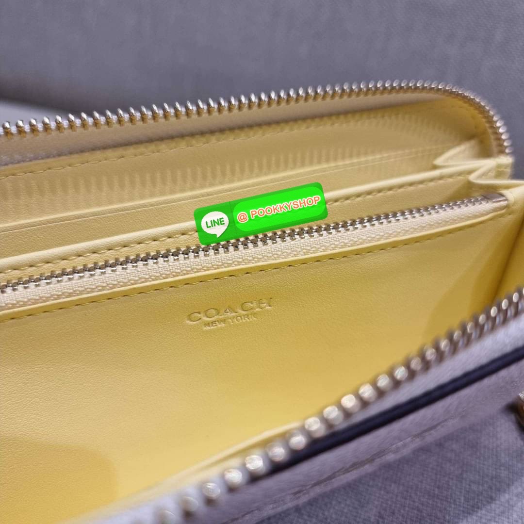 COACH C3548 LONG ZIP AROUND WALLET WITH HORSE AND CARRIAGE พร้อมเสิร์ฟความหรู กับคอลใหม่ สีสวย ผู้ดีขับผิวมาก กระเป๋าสตางค์ใบยาวกึ่งคล้องมือ เรียบหรู โดดเด่นด้วยโลโก้เอกลักษณ์ วัสดุหนัง pepble ทนทาน มาพร้อมสายคล้องมือ ถอดออกได้ ภายในใส่บัตรได้เยอะ มีช่องซ