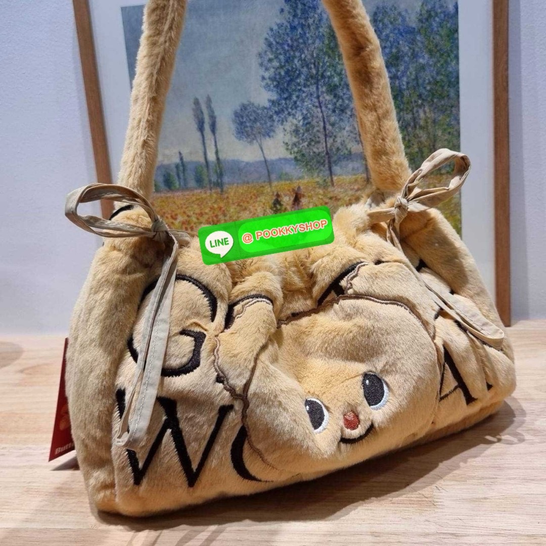 Gentlewoman x Butterbear fluffy dumpling bag 🔆 Details กระเป๋าที่มัมหมีต้องไม่ปล่อยผ่าน น้องหมีเนยน่ารักไม่ไหว และมาในรูปแบบกระเป๋า dumpling สุดฮิต บอกเลยว่าเหมาะกับคริสต์มาสที่จะถึงนี้มาก ดีไซน์น้องหมีเนยโดดเด่น ปากกระเป๋าสามารถรูดเก็บทรงได้ และม