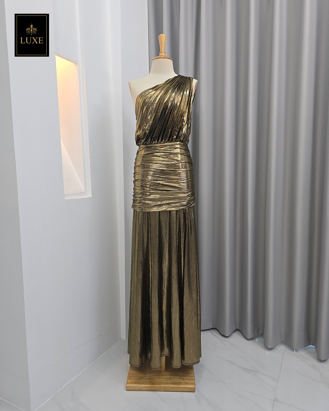 เดรสแฟชั่น แม็กซี่เดรสเสื้อไหล่เดียวอัดพลีท กระโปรงเข้ารูปตรงสะโพก