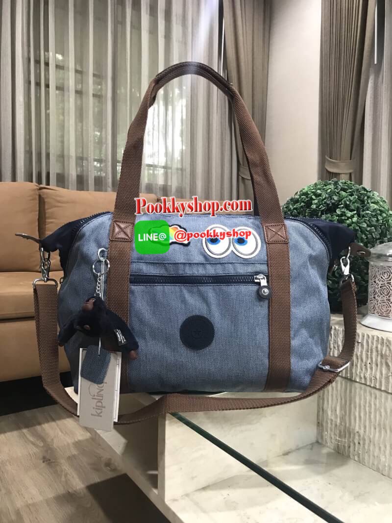 NEW ARRIVAL! KIPLING EMOJI HANDBAG รุ่นใหม่ล่าสุด Limited คอลเลคชั่น EMOJI วัสดุ Cotton+Polyester 100% สามารถรูดซิปมุมกระเป๋าเปลี่ยนทรงได้ไม่จำเจ หูหิ้วสะพายไหล่ได้ มือจับหูหิ้วเป็นหนังปั้มโลโก้ พวงกุญเเจลิงถอดเเยกใช้ได้ เปิดปิดด้วยซิป มีช่องซิปและช่องใส่