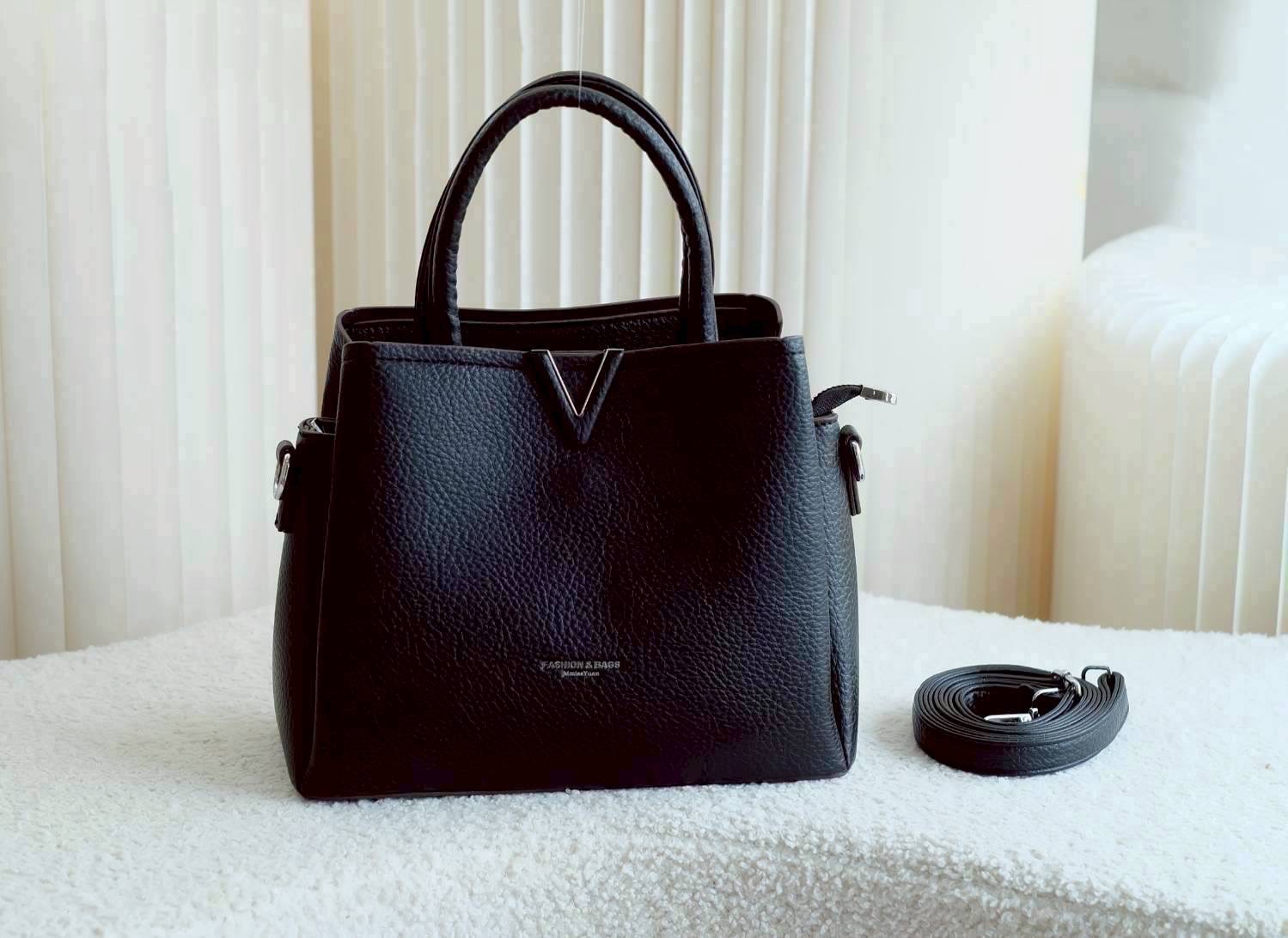 กระเป๋าแฟชั่น งานpu งานสวย มี 3 ช่องการใช้ง่าย หนังนิ่มมาก แมทกับทุกลุค สวยหรูดูแพง