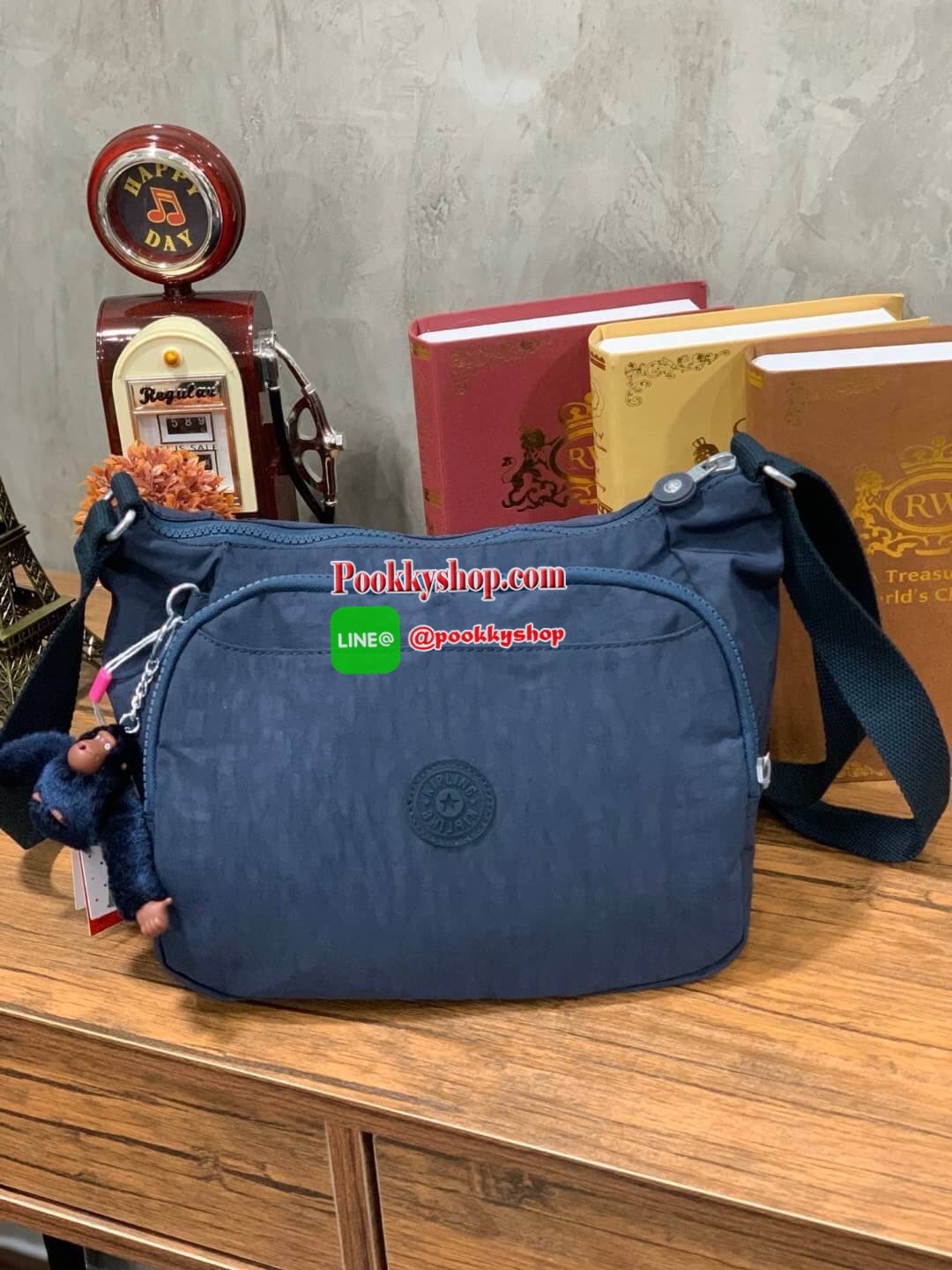 Kipling CAI Quilted Handbag with Extendable Strap อีกหนึ่งคอลเลคชั่นของMaydayมาในรูปแบบสะพายไหล่หรือสะพายข้าง มีช่องซิปใช้งานหลายช่อง ช่องใหญ่มีฐานกว้างสามารถจุของได้เยอะ ประดับพวงกุญแจเป็นเซ็ทของกระเป๋า สายสะพายปรับได้ฟรีไซส์ ขนาดกำลัง อีกหนึ่งรุ่นลิมิเต