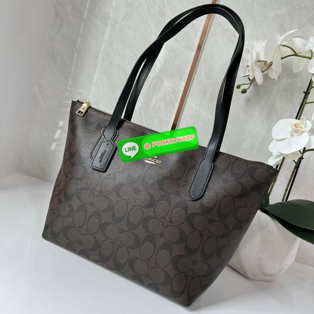 Coach 4455 ZIP TOP TOTE IN SIGNATURE CANVAS กระเป๋าสะพายไหล่ทรง Tote เปิด-ปิดกระเป๋าด้วยซิป ป้องกันของตกหล่น ภายในกว้างใส่สัมภาระได้เยอะ มีช่องเล็กใส่ของจุกจิก วัสดุแคนวาส หูจับหนังแท้ ถือไปเที่ยว ไปทำงาน สะดวกเลยค้า