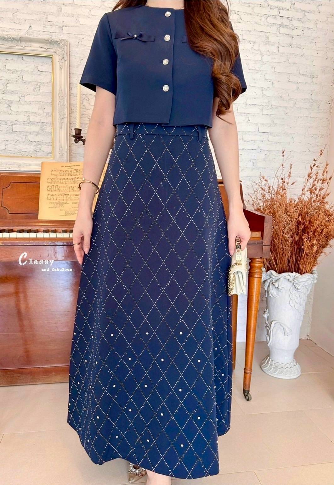 ชุดเซทแฟชั่น set เสื้อผ้าพื้นคอกลมแขนสั้นติดโบว์กระดุมเพชรด้านหน้า + กระโปรงยาวเพชร